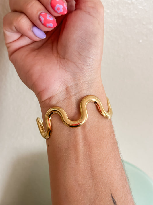 Wavy cuff